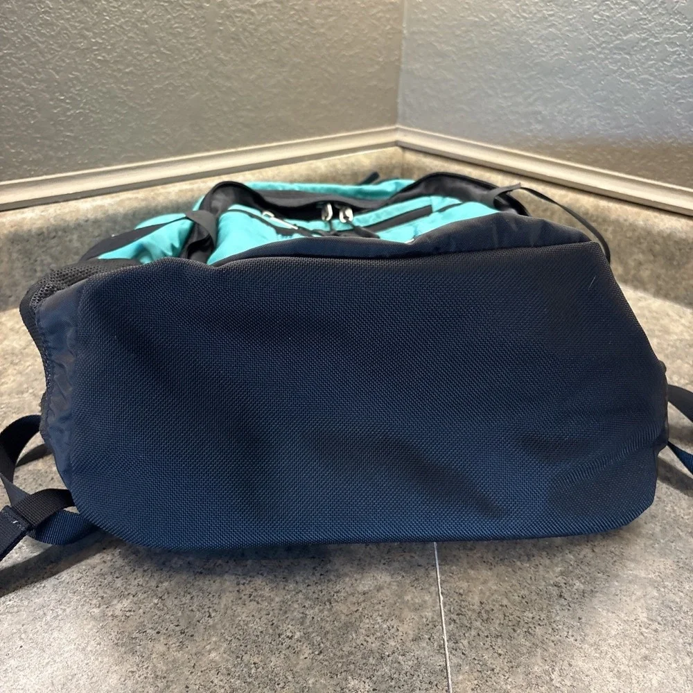 North Face Recon Women's Backpack School Work Hiking Padded Back Very Good Cond.
